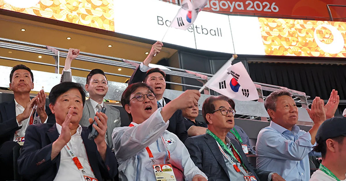 2026 아이치·나고야 아시안게임 농구 경기 관중석에서 태극기를 들고 응원하는 사람들