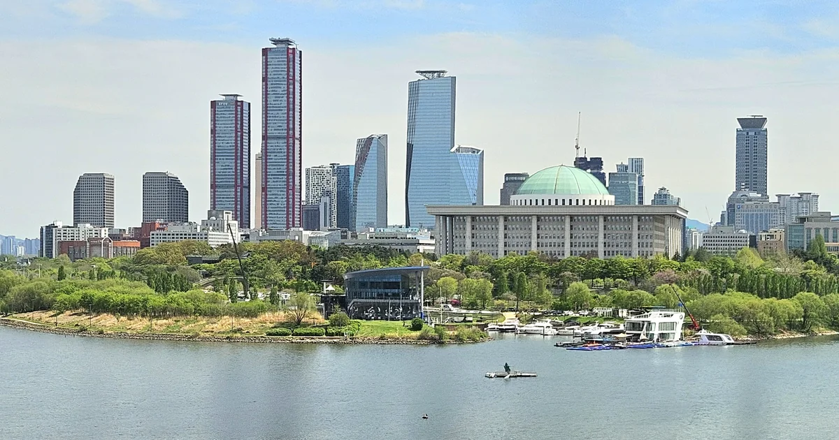 2025년 당산철교에서 본 여의도 국회의사당과 한강