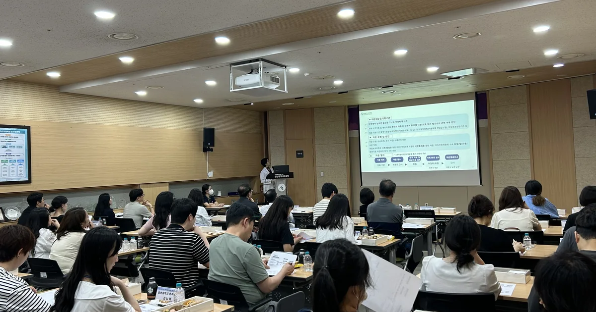 2025년 인천광역시의료원 새싹지킴이병원 교육에서 발표를 듣는 의료기관 관계자들