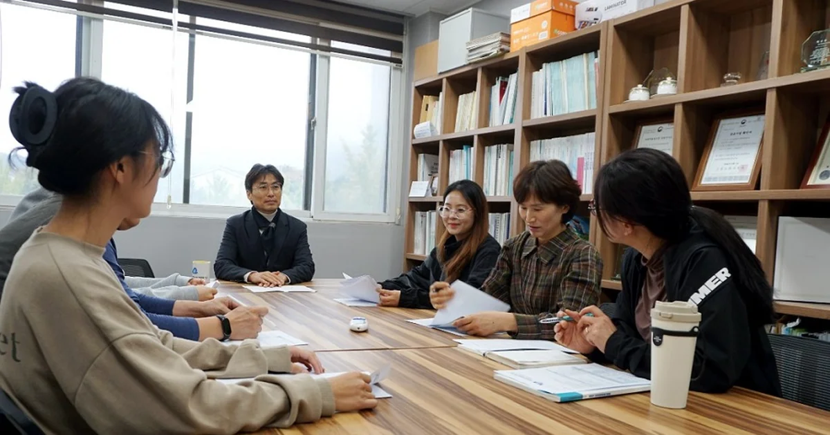 2023년 안산의료복지사회적협동조합 직원 회의. 2026년 동네 주치의 시범사업 현장 사진은 아님