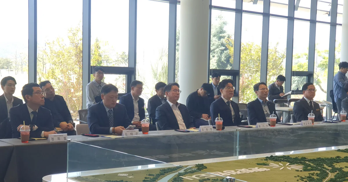 2026년 5월 해남 솔라시도 현장 방문에서 태양광 공동접속설비 국고 지원 설명을 듣는 관계자들