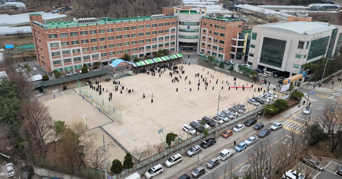 2020년 수능 예비소집 날 관양고등학교 운동장에 모인 수험생들의 항공 촬영 사진