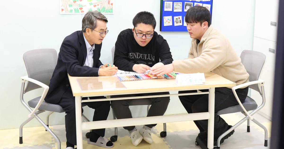 2025년 11월 20일 파주 최중증 발달장애인 통합돌봄센터 방문 중 함께 색칠 활동을 하는 모습