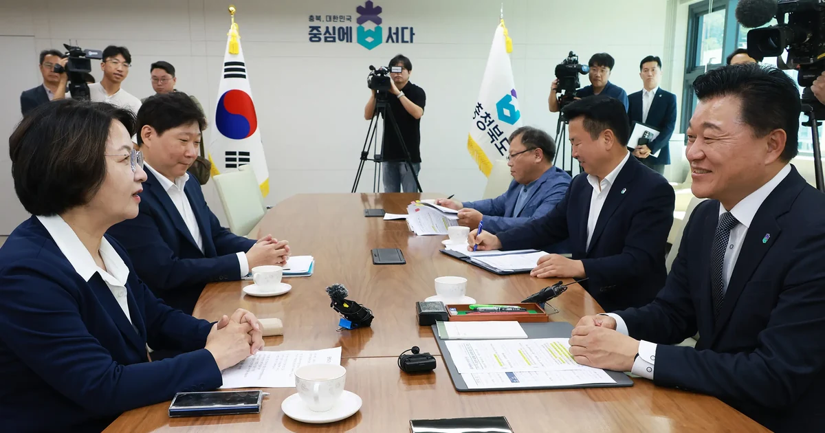 2026년 9월 7일 경기도·충북도지사와 관계자들이 테이블을 사이에 두고 소방 인건비 등 지방재정 문제를 논의하는 모습