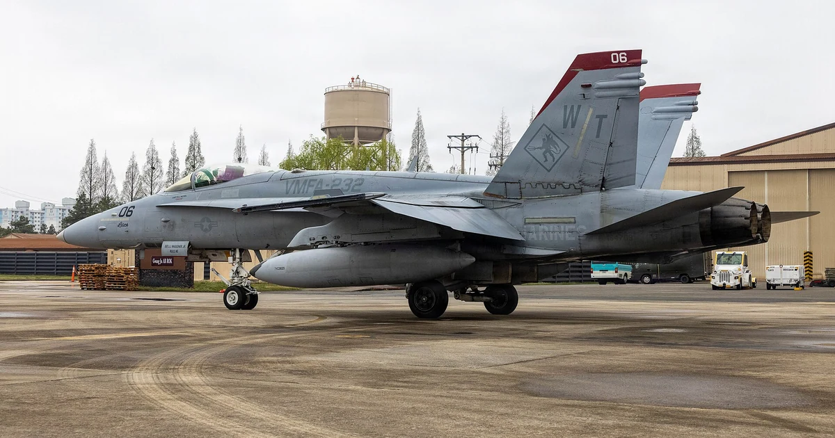 2026년 4월 광주 군공항 활주로에서 이동하는 미 해병대 F/A-18C 항공기