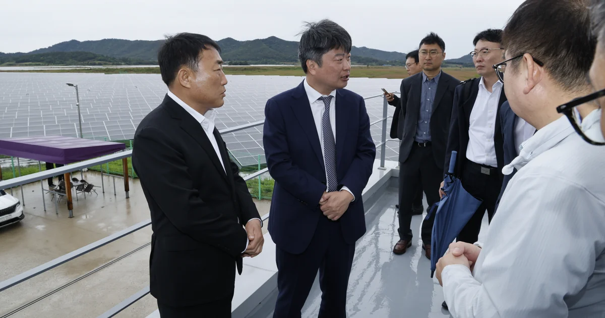 2026년 5월 전남 신안 안좌쏠라시티 태양광발전소 앞에서 시설을 둘러보는 관계자들