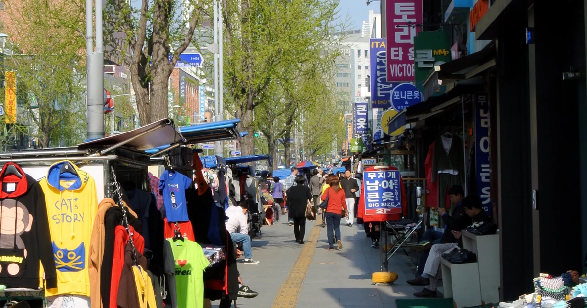 2013년 이태원 상점가 거리와 보행로. 2026년 핼러윈 현장은 아님.