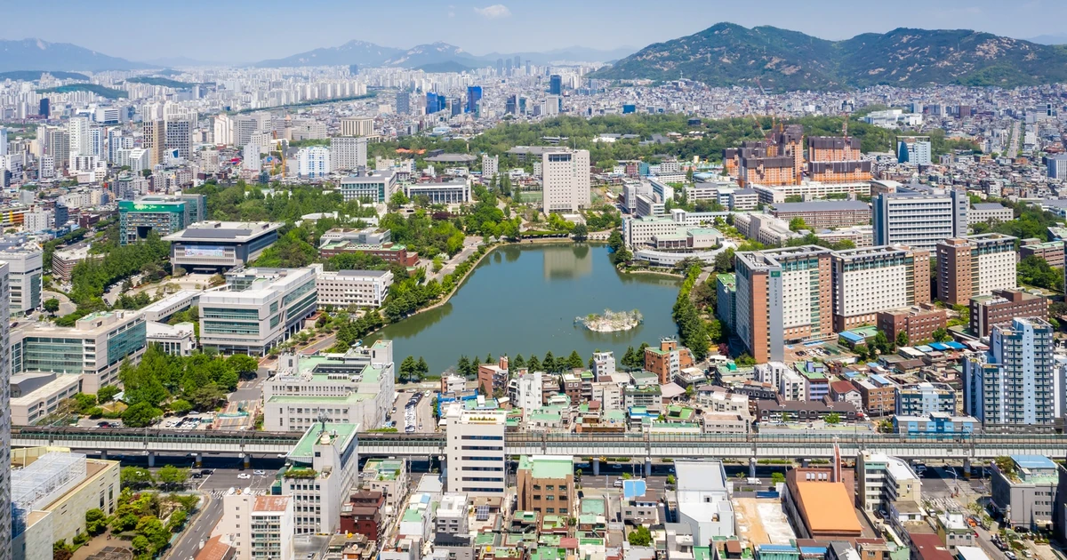 2020년 5월 6일 촬영한 일감호와 건물을 포함한 건국대학교 서울캠퍼스 항공 전경