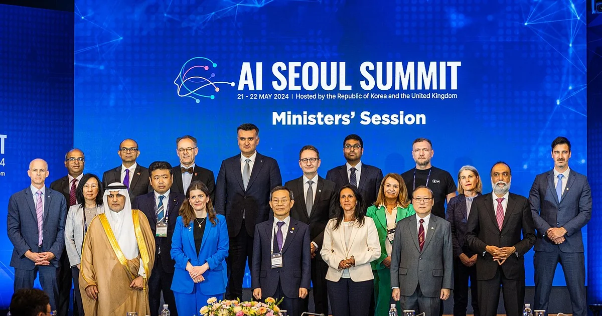 2024년 5월 서울 AI 정상회의 장관 세션 참석자들이 단체 사진을 촬영하는 모습