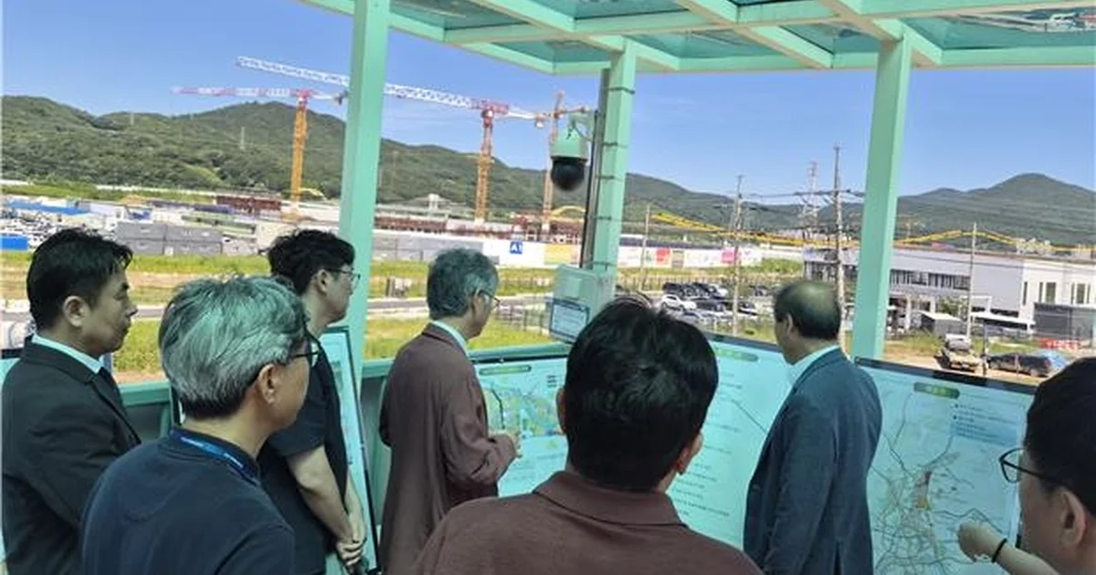 2026년 6월 남양주 왕숙 신도시 공사 현장을 살피는 관계자들. 9월 토론회 현장 사진은 아님