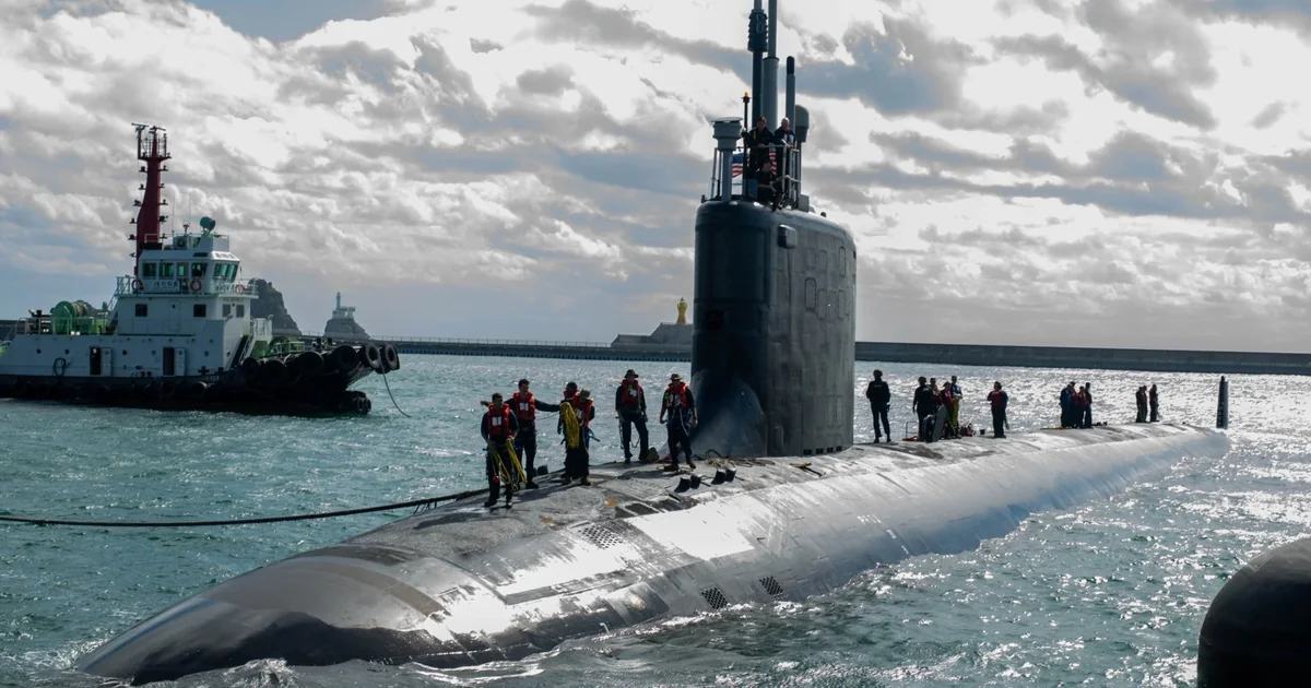 2024년 부산 해군기지에 입항하는 미국 핵추진 공격잠수함 USS 버몬트