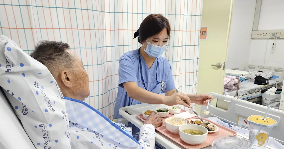 2025년 경기도의료원 간호·간병통합서비스 병동에서 간호사가 입원 환자의 식사를 돕는 모습