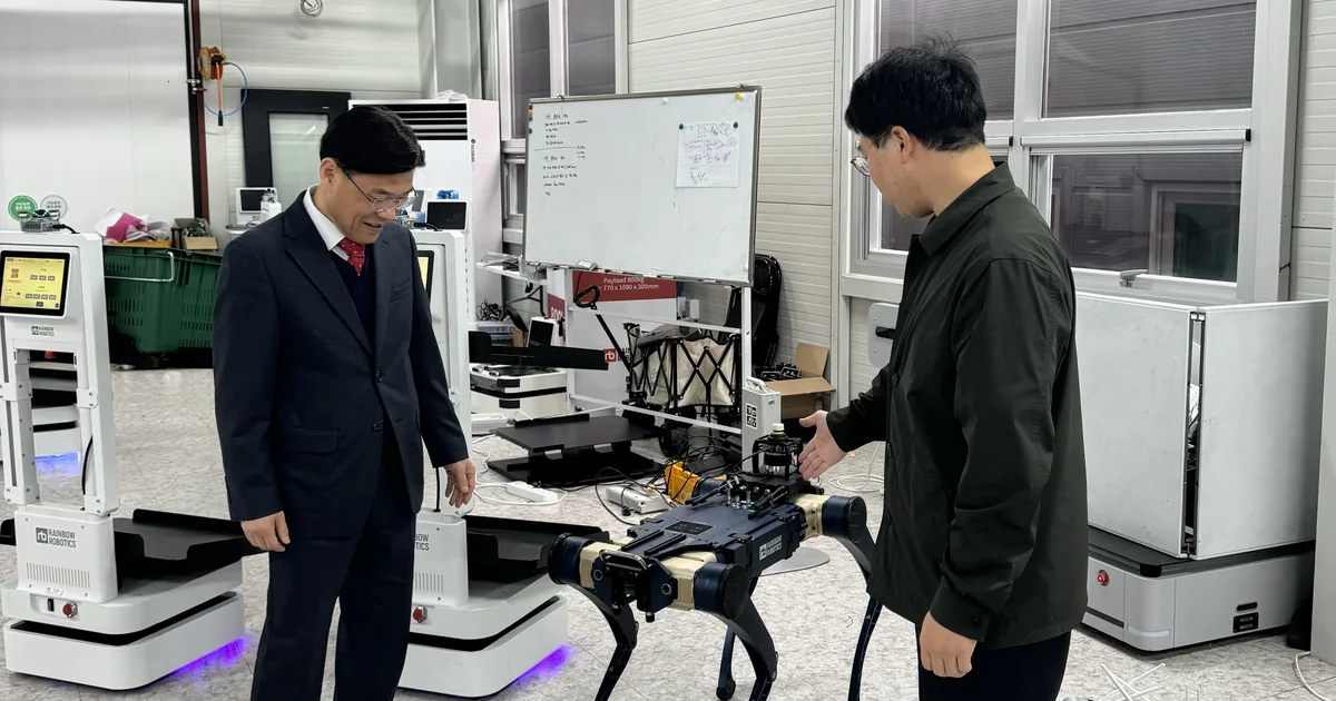 2025년 4월 조달청 관계자가 대전 로봇기업의 사족보행 로봇을 살펴보는 모습