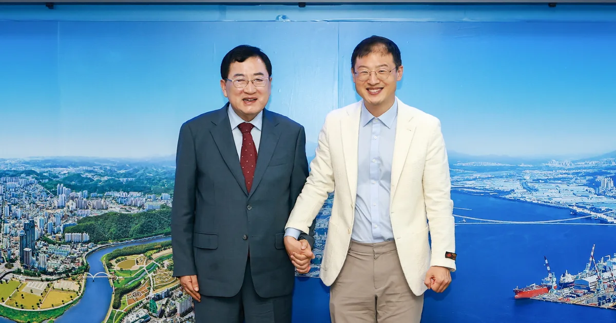 2026년 9월 17일 울산시청에서 도로 확장 등 공동 현안을 논의한 경주시장과 울산시장이 악수하는 모습