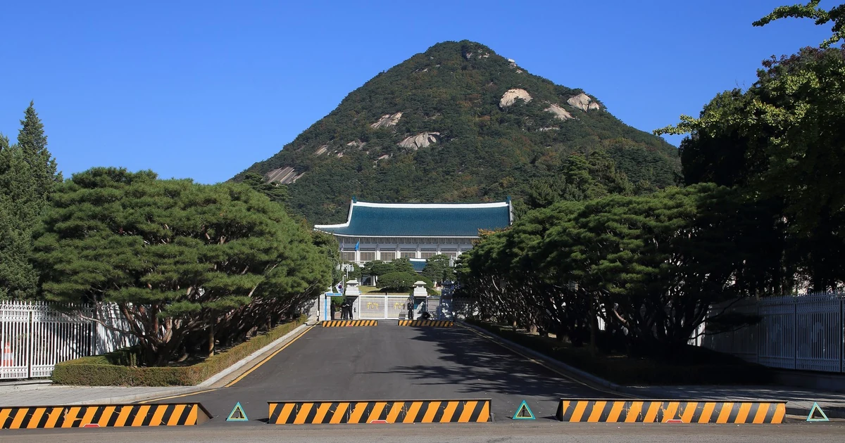 2014년 10월 12일 촬영한 청와대 본관의 청기와 지붕과 진입로 전경