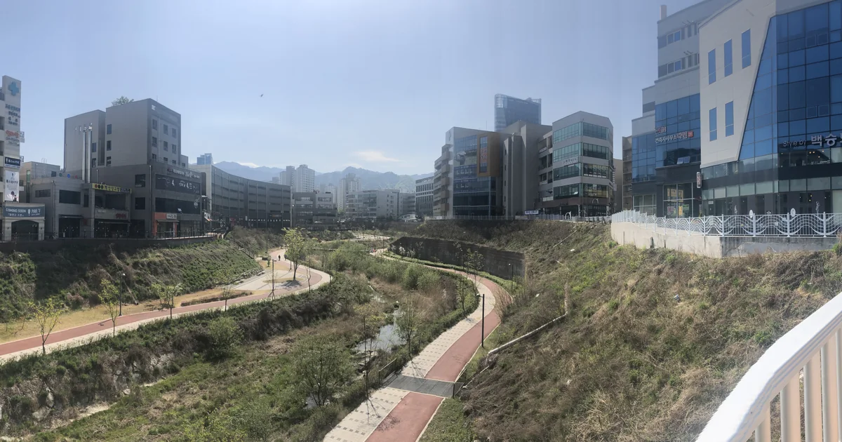 2020년 촬영한 원주 혁신도시의 하천 산책로와 주변 건물 전경